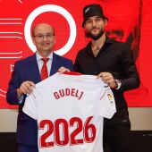 Pepe Castro y Nemanja Gudelj, en el acto de renovación del jugador serbio hasta 2026.