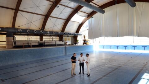 Los delegados de Obras y Deportes durante una visita a la piscina Salduba