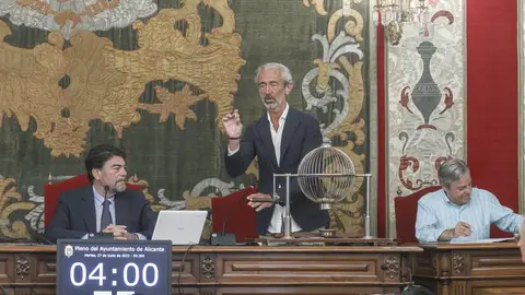 El secretario muestra los números que conforman el punto de partida para el sorteo El secretario muestra los números que conforman el punto de partida para el sorteo