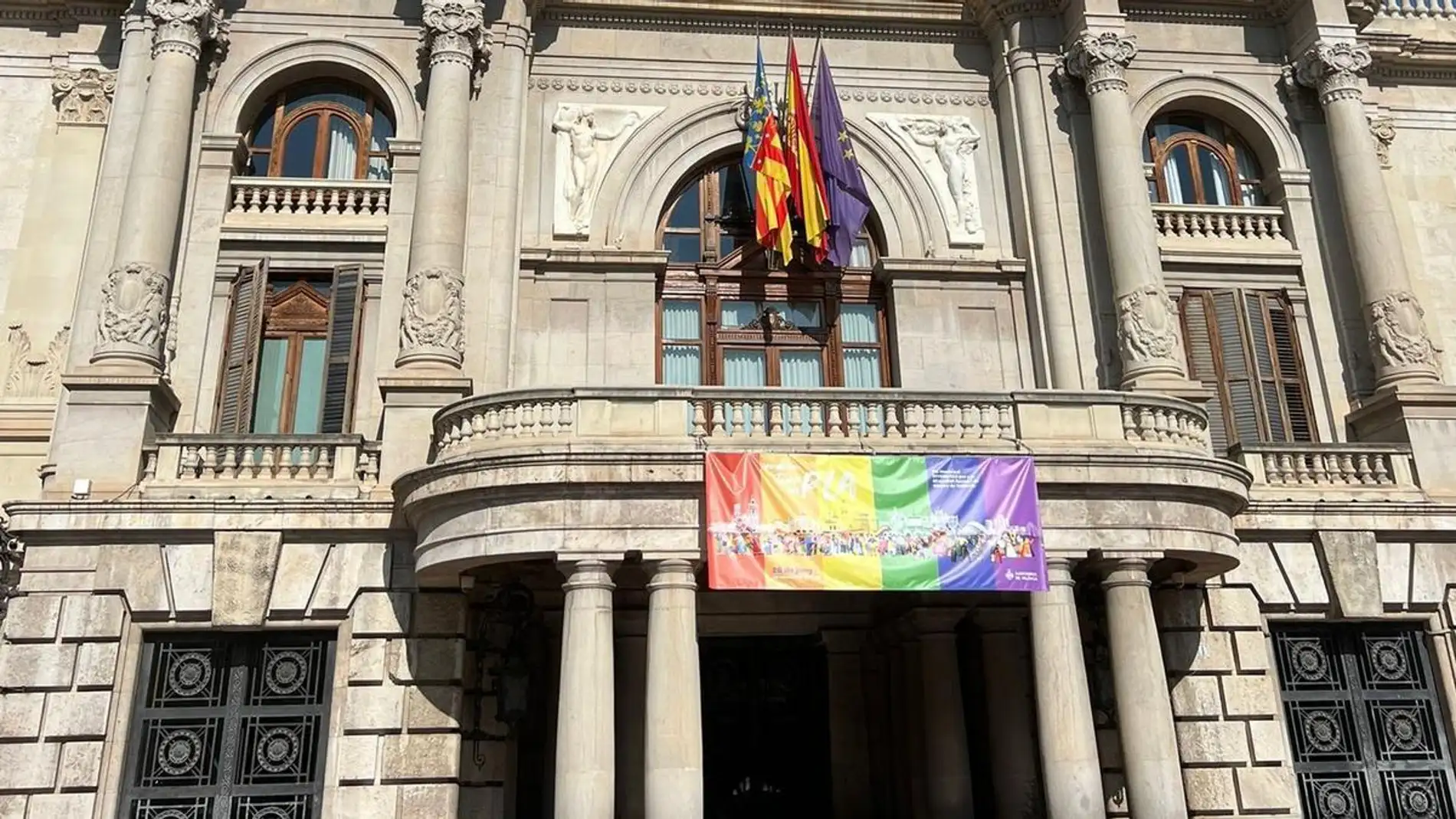 Bandera LGTBI en el balcón consistorial