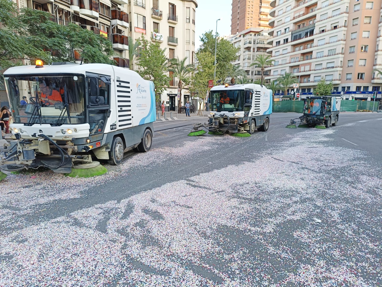 En Alicante hemos generado casi 4'8 millones de kilos de basura en los días de Hogueras En Alicante hemos generado casi 4'8 millones de kilos de basura en los días de Hogueras