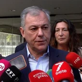 El alcalde de Sevilla José Luis Sanz atiende a los medios en el Polígono Sur El alcalde de Sevilla José Luis Sanz atiende a los medios en el Polígono Sur