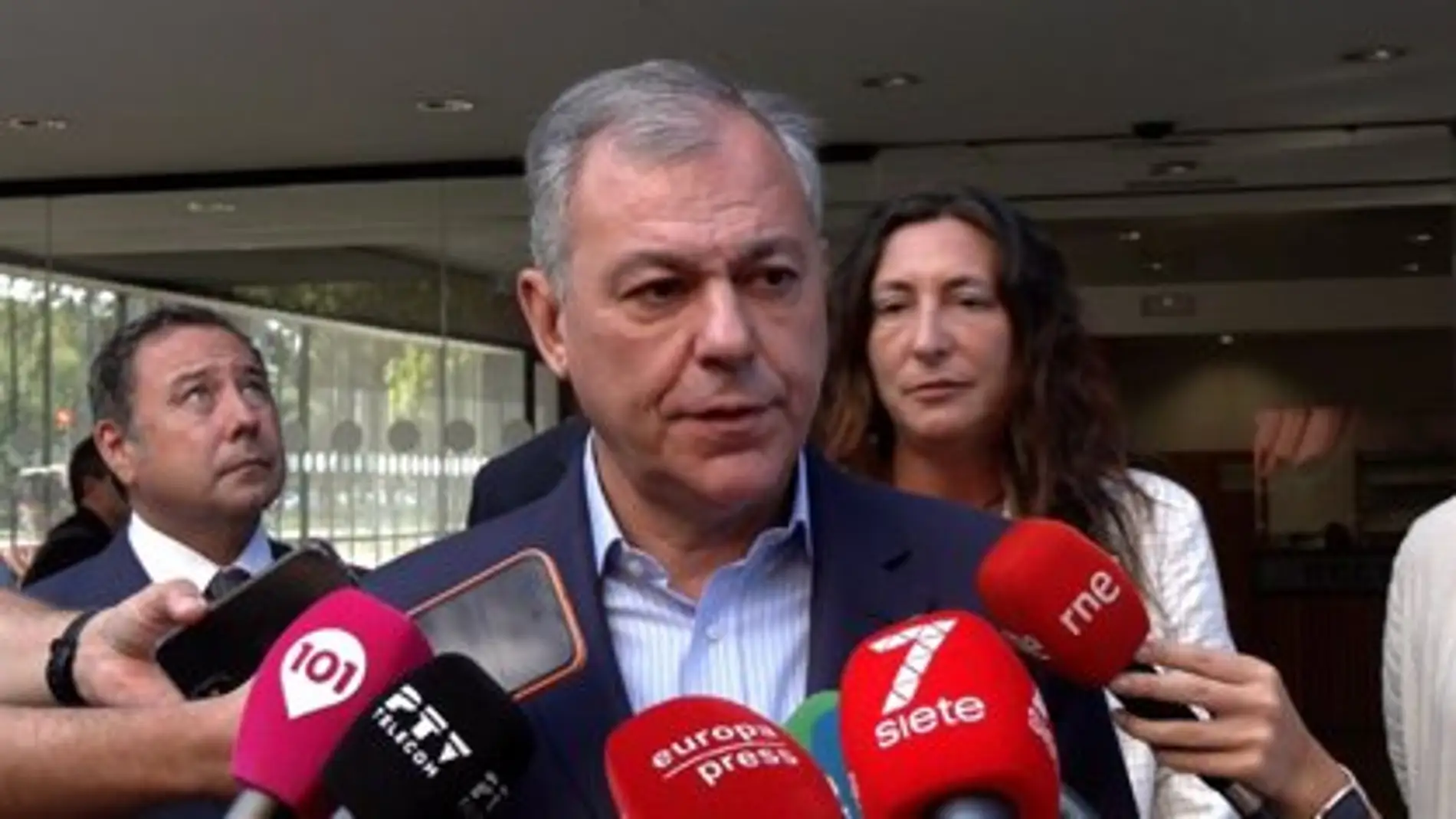 El alcalde de Sevilla José Luis Sanz atiende a los medios en el Polígono Sur 