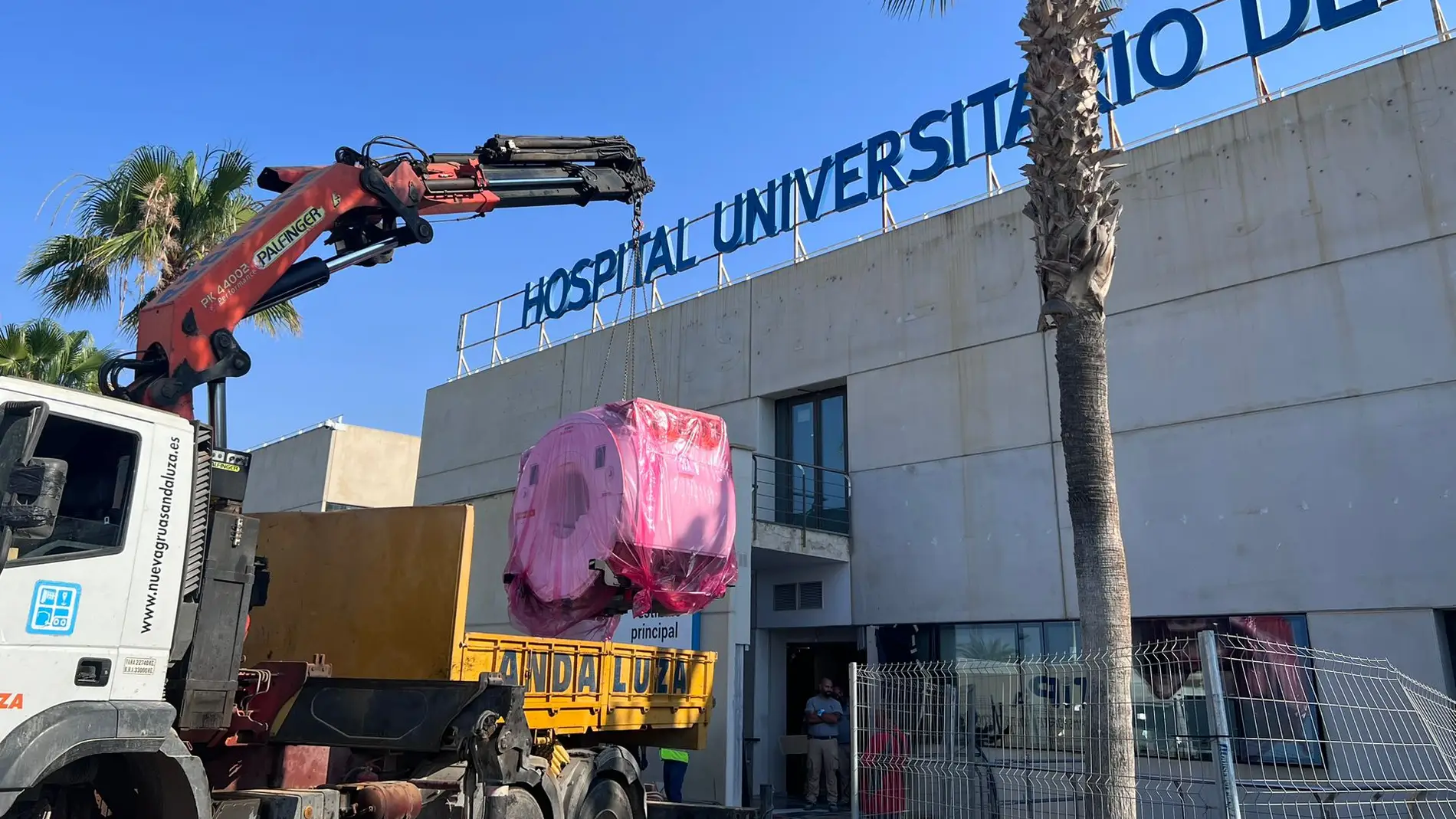 El hospital de Torrevieja recibe un nuevo equipo de resonancia magnética de última generación 