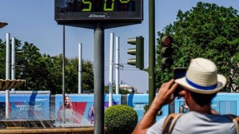 Turista fotografía un termómetro de la capital