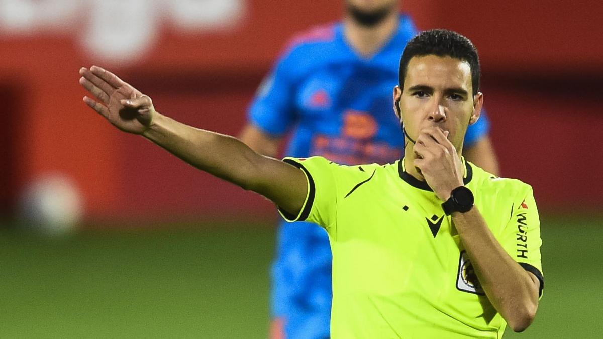 El colegiado extremeño Francisco Hernández Maeso arbitrará en primera división la próxima temporada El colegiado extremeño Francisco Hernández Maeso arbitrará en primera división la próxima temporada