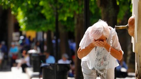 Imagen de archivo de una mujer refresc&aacute;ndose en una fuente de C&oacute;rdoba/ EFE/Salas