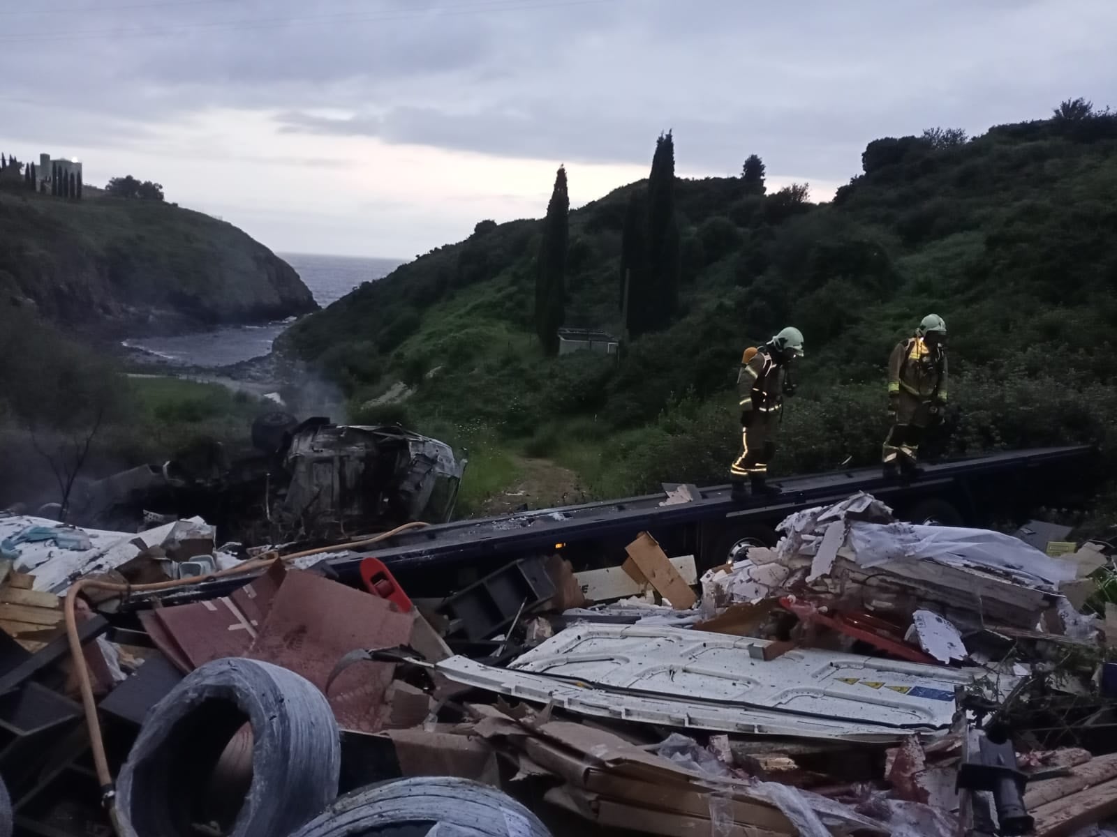 Localizado el cuerpo del conductor del camión que cayó por el viaducto de Ontón Localizado el cuerpo del conductor del camión que cayó por el viaducto de Ontón