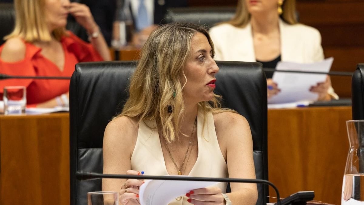 Guardiola rebaja su tono y su perfil ante el 23J tras el malestar interno en el PP por sus posiciones frente a VOX Guardiola rebaja su tono y su perfil ante el 23J tras el malestar interno en el PP por sus posiciones frente a VOX