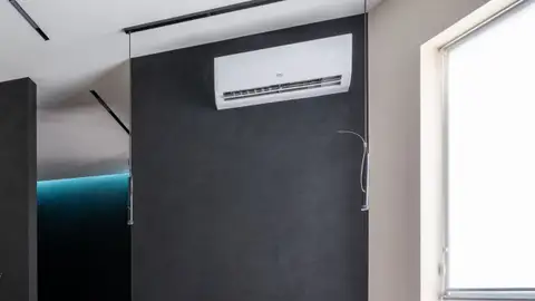 Imagen de un aparato de aire acondicionado ¿Cuál es la mejor hora para poner el aire acondicionado en verano?