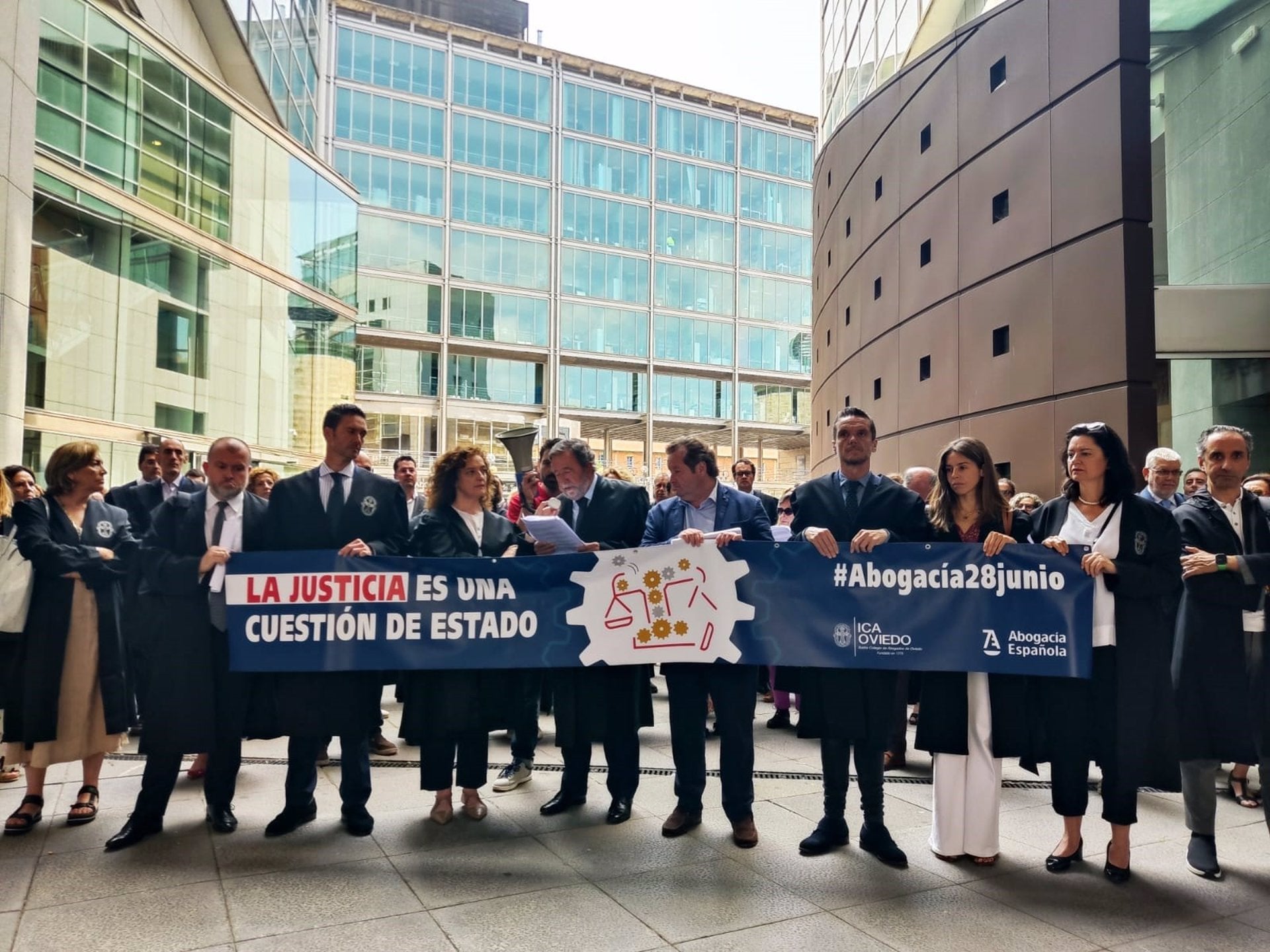 Abogados y procuradores piden el final de la huelga Abogados y procuradores piden el final de la huelga