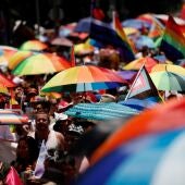Miles de personas participan en la marcha del Orgullo LGTBI en una imagen de archivo
