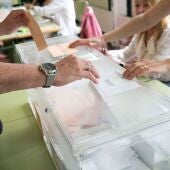 Personas depositando su voto en las elecciones