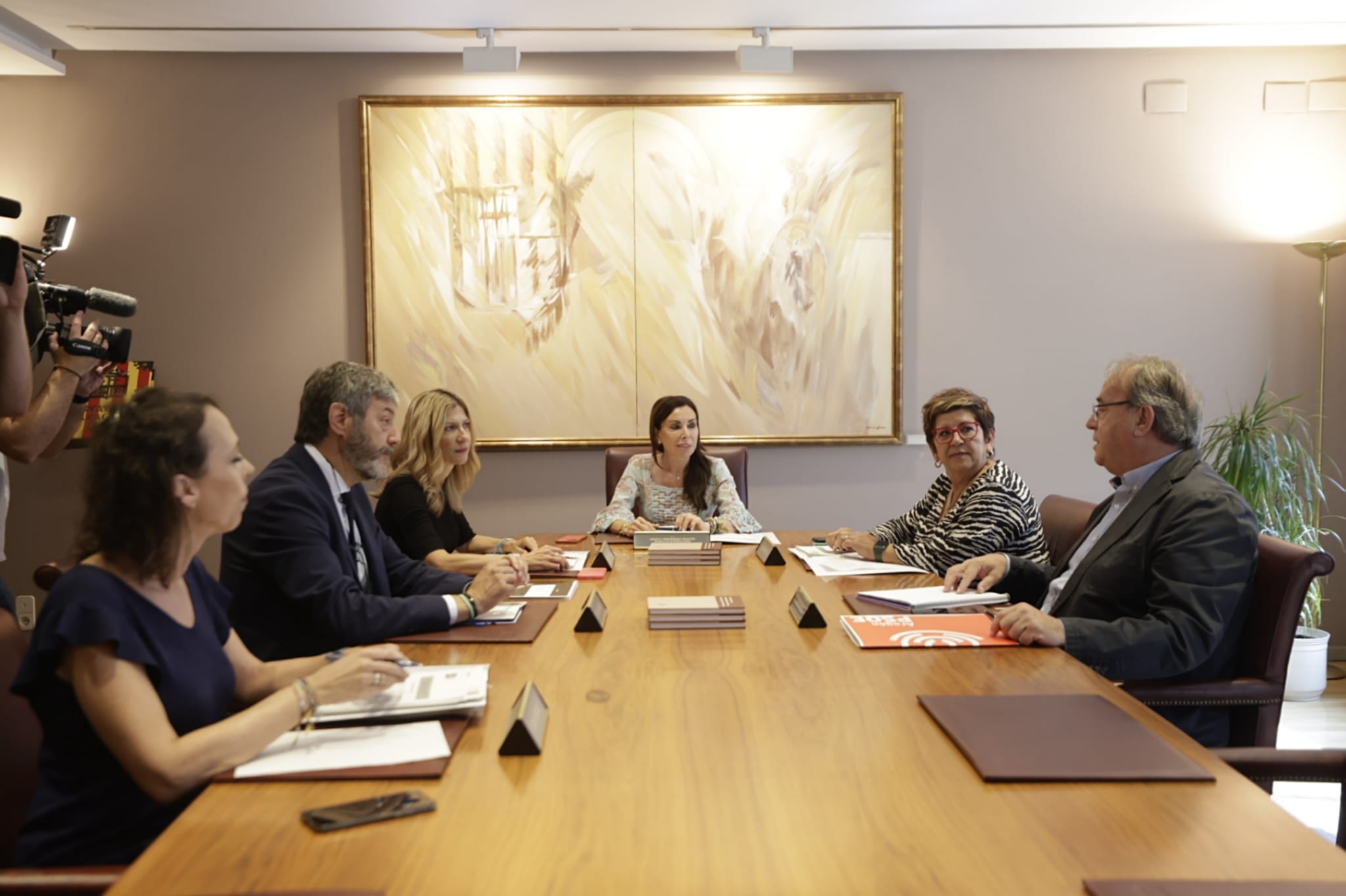 La presidenta de las Cortes inicia este jueves la ronda de partidos con el PAR La presidenta de las Cortes inicia este jueves la ronda de partidos con el PAR
