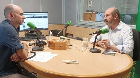 Pedro Roll&aacute;n en los estudios de Onda Cero Alcal&aacute;