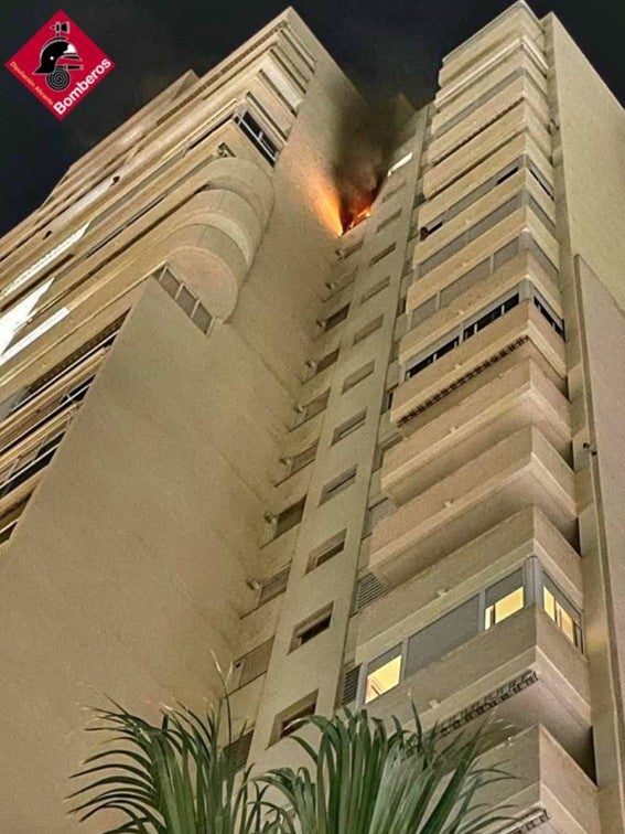 Se quema, sin provocar heridos, un piso 17 en la Avenida Montecarlo de Benidorm Se quema, sin provocar heridos, un piso 17 en la Avenida Montecarlo de Benidorm