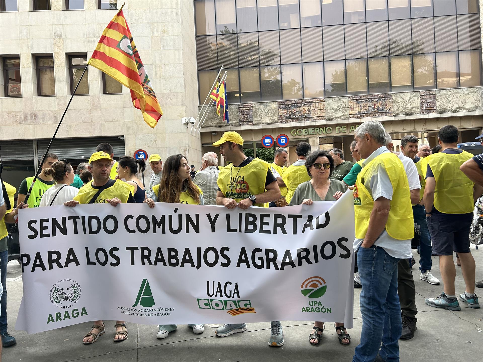 Los agricultores exigen que se les deje labrar los campos Los agricultores exigen que se les deje labrar los campos