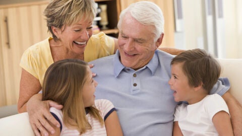 Els avis i àvies cuiden dels néts i nétes en absència dels seus pares i mares