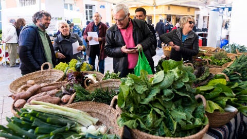 Joan Ribó en la apertura del mercadillo agroalimentario de Benimaclet