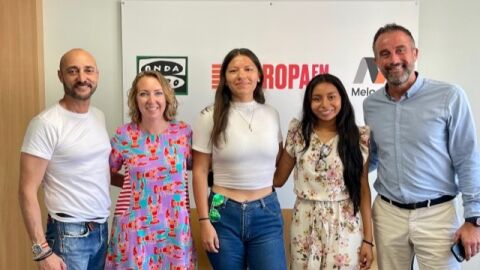 Los colaboradores en el espacio de gastronom&iacute;a, Jos&eacute; Luis Mateo y Kike Mart&iacute;, junto a Elka Dimitrova y dos alumnas en pr&aacute;cticas de Bolivia, Estefan&iacute;a y Adela. 