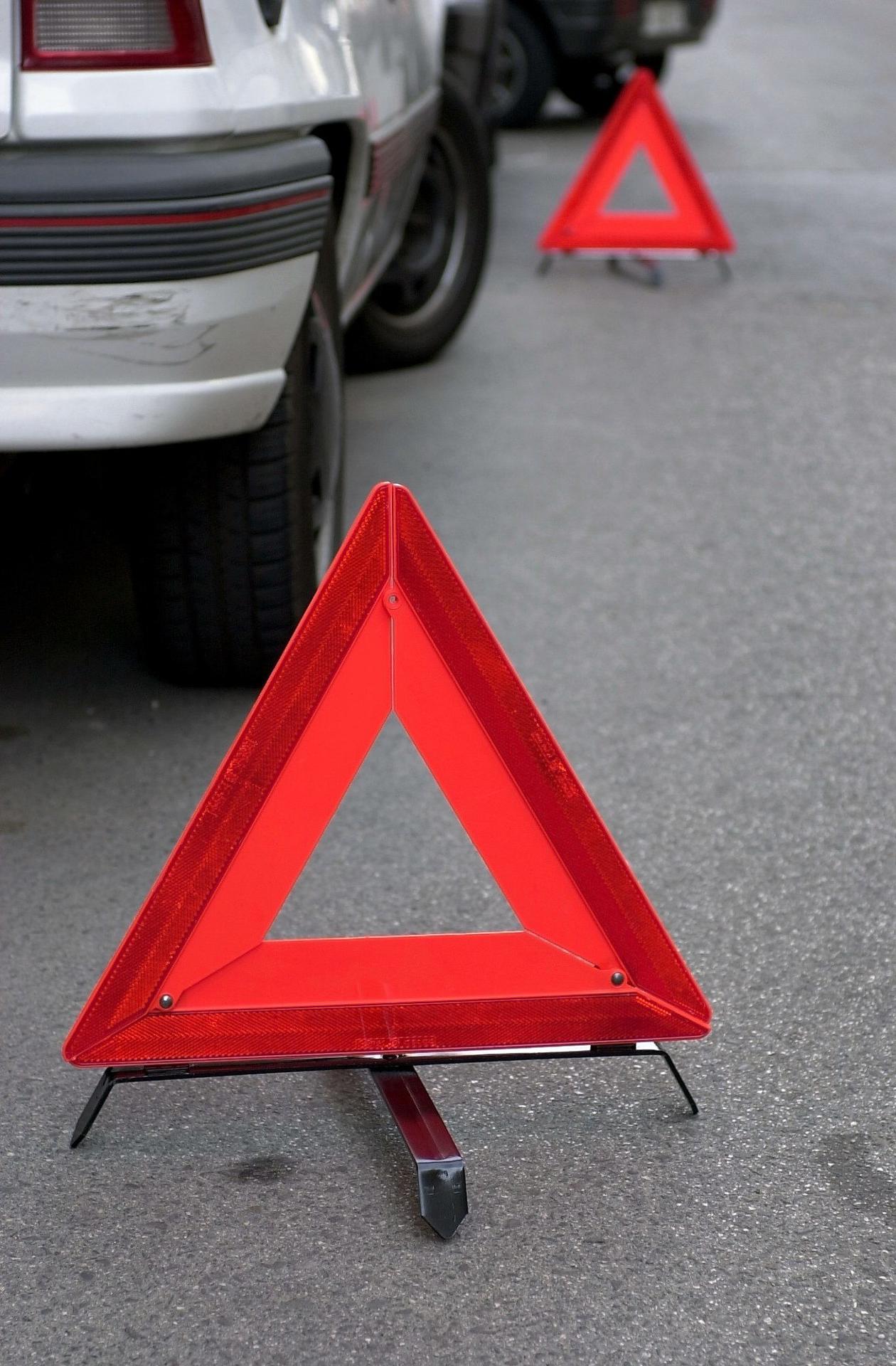 Dónde se deben seguir utilizando los triángulos de emergencia: la DGT exime de su uso en determinados casos Dónde se deben seguir utilizando los triángulos de emergencia: la DGT exime de su uso en determinados casos