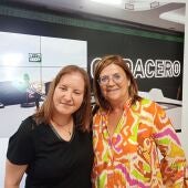 Alba Giménez, usuaria de ATADI, con su directora, Irene Arroyas