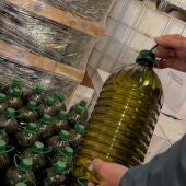 Inmovilizados en Sevilla más de 143.000 litros de aceite mezclado que se vendían como oliva virgen extra