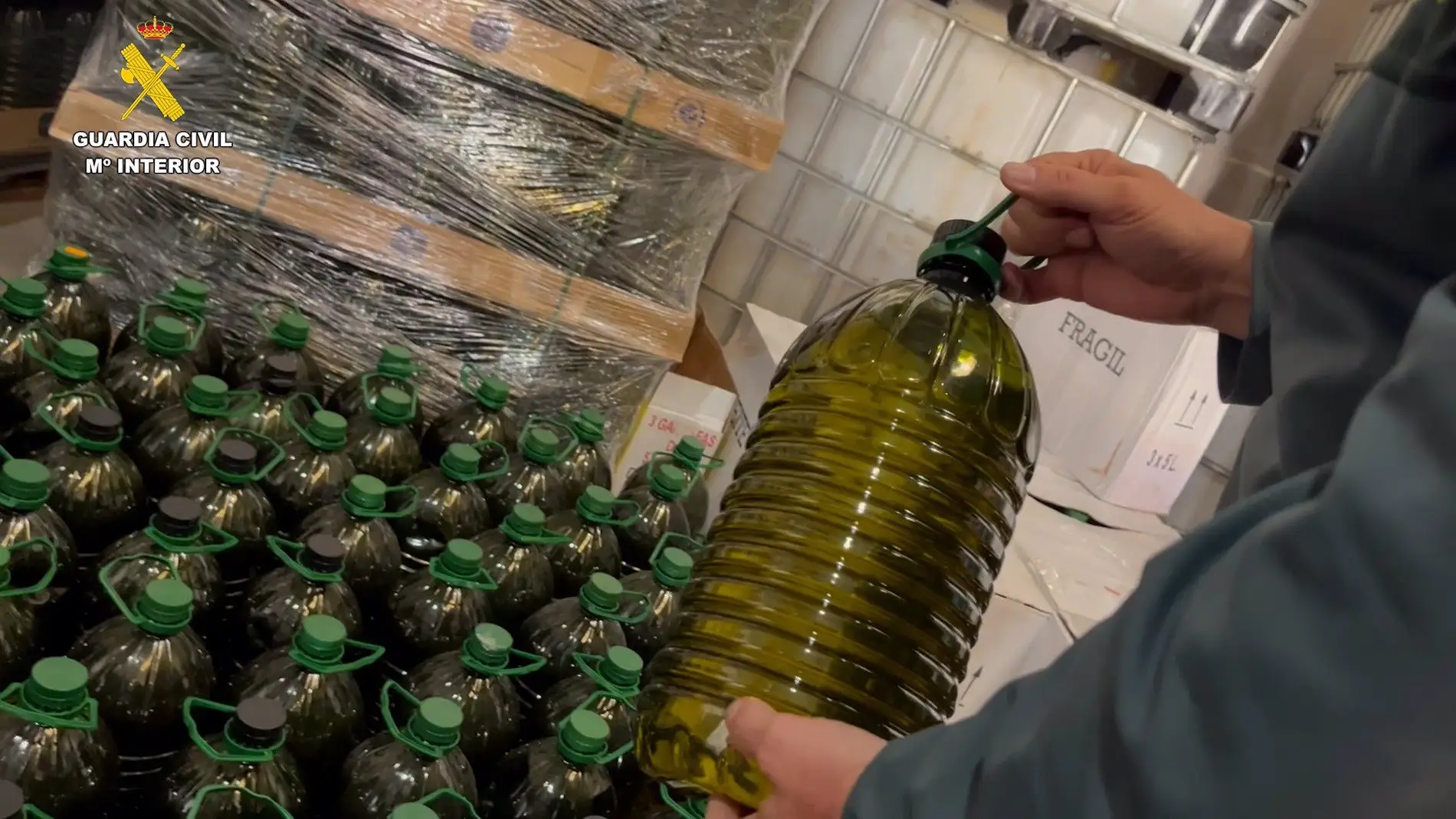 Inmovilizados en Sevilla más de 143.000 litros de aceite mezclado que se vendían como oliva virgen extra