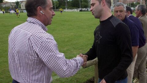 Manuel Lafuente saluda a Aitor Aldeondo a su llegada a Oveido en 2003