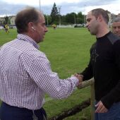 Manuel Lafuente saluda a Aitor Aldeondo a su llegada a Oveido en 2003