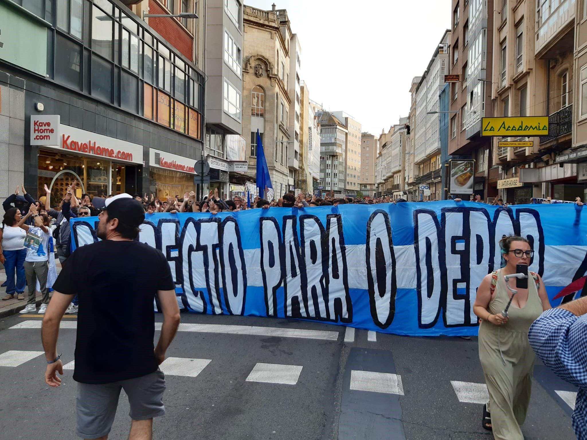 Unos 1800 deportivistas pidieron respeto, transpariencia y asamblea de accionistas presencial a ABANCA Unos 1800 deportivistas pidieron respeto, transpariencia y asamblea de accionistas presencial a ABANCA
