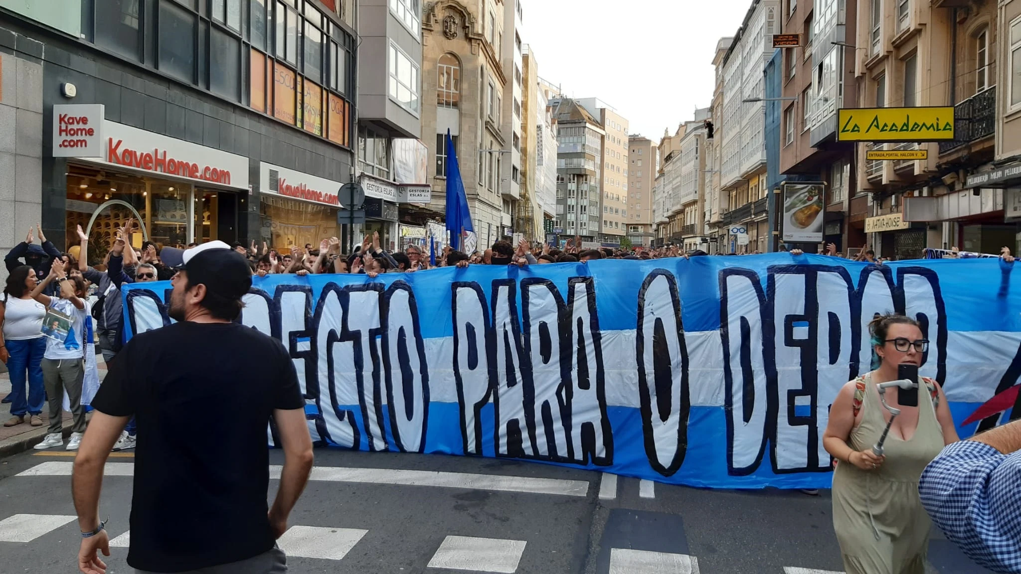 Manifestaci&oacute;n de aficionados del Deportivo ante ABANCA. 
