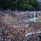 La manifestación del Orgullo en Madrid a su paso por Cibeles