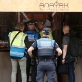 Un hombre de origen extranjero se ha entregado este sábado a la Policía Municipal de Pamplona tras matar a una mujer en un bar del barrio pamplonés de Ermitagaña.