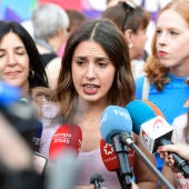 Irene Montero atiende a los medios de comunicación antes de participar en el desfile del Orgullo en Madrid