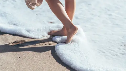 Un prestigioso traumatólogo explica por qué no es bueno ir descalzo por la playa Un prestigioso traumatólogo explica por qué no es bueno ir descalzo por la playa