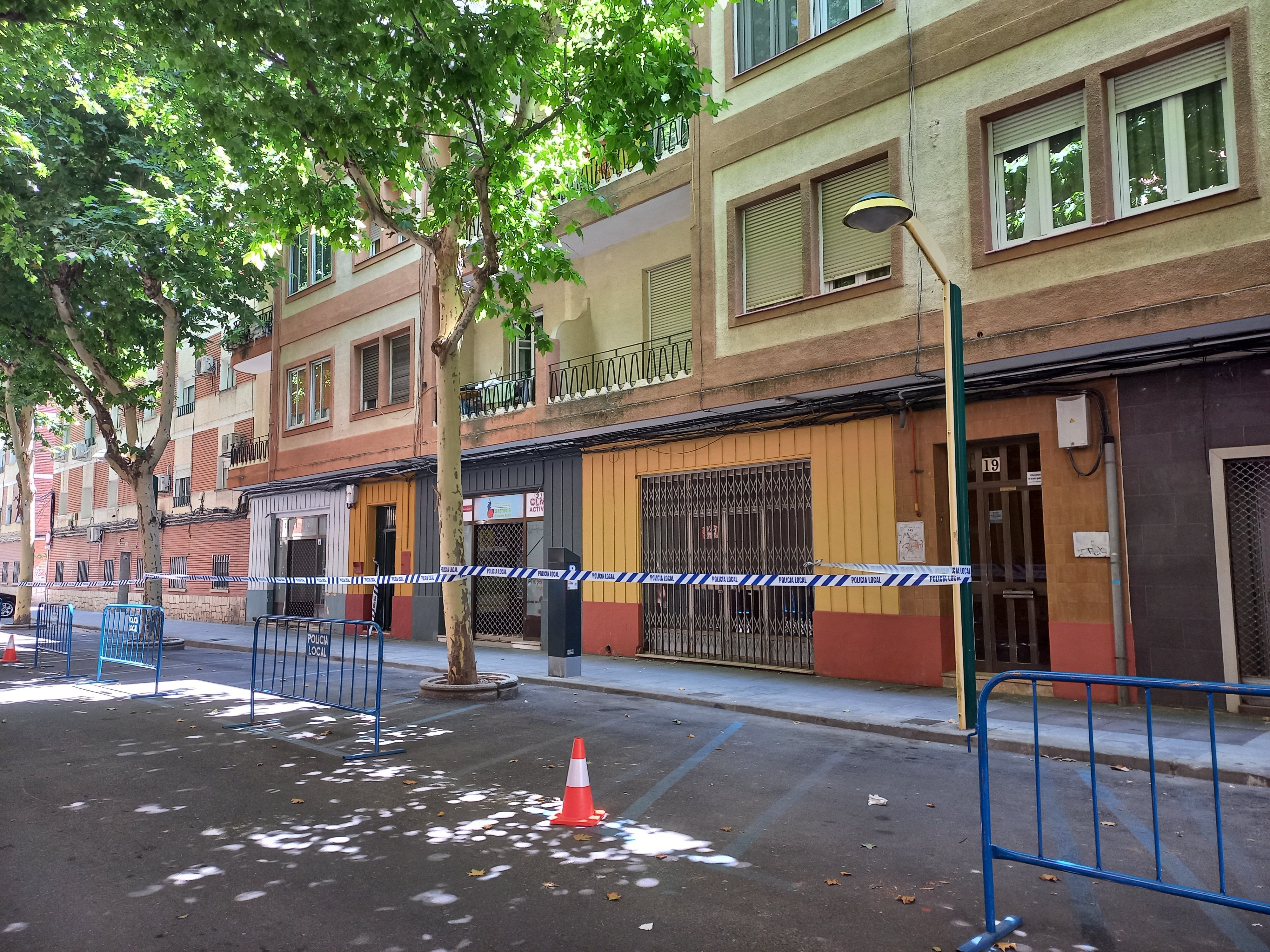 Desalojadas 18 personas tras derrumbarse parte del primer piso de un bloque de viviendas de Ciudad Real Desalojadas 18 personas tras derrumbarse parte del primer piso de un bloque de viviendas de Ciudad Real