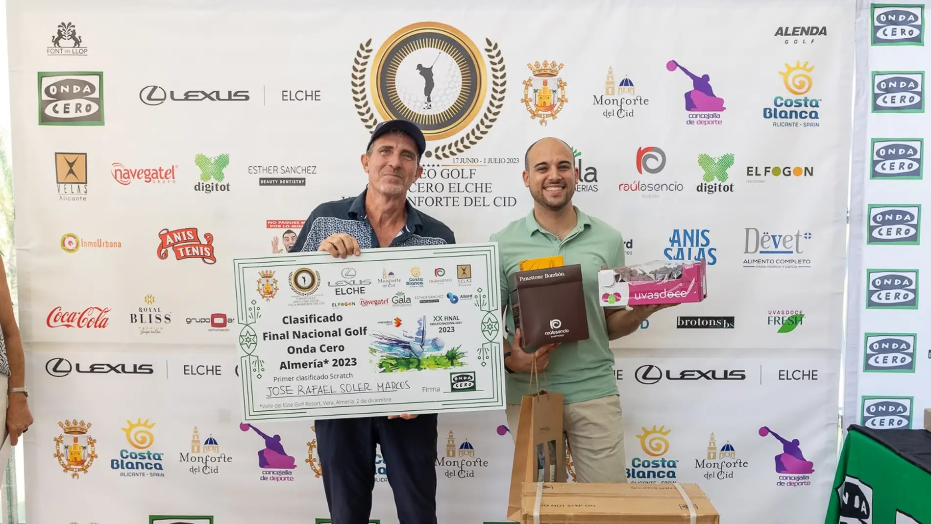 El alcalde Juan José Hernández en la entrega de premios del IX Torneo de Golf Onda Cero Elche-Villa Monforte del Cid.