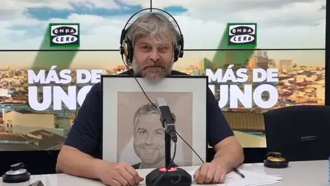 El humorista Raúl Cimas en 'Más de uno' con un retrato de Carlos Alsina El humorista Raúl Cimas en 'Más de uno' con un retrato de Carlos Alsina