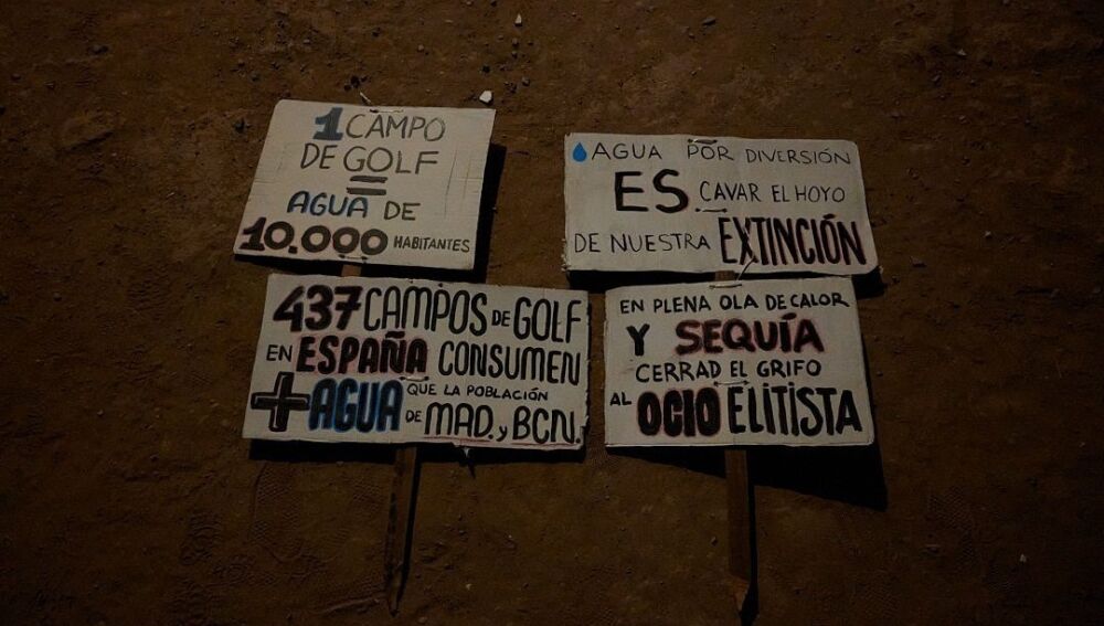 Activistas denuncian el gasto de agua de los campos de golf