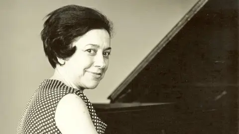 Alicia de Larrocha Alicia de Larrocha