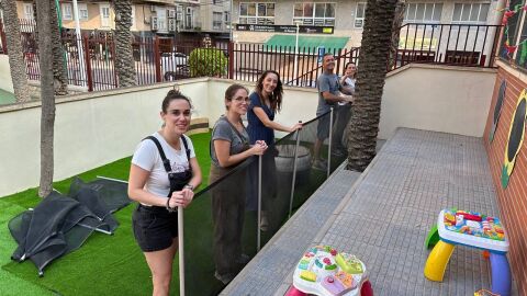 Profesionales de la Fundaci&oacute;n Salud Infantil esperando a los peque&ntilde;os alumnos en el CEIP La Asunci&oacute;n