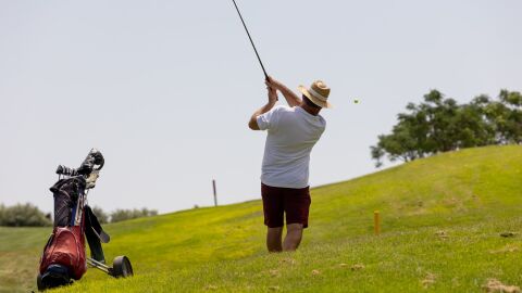 Golfista en el campo de Font del Llop
