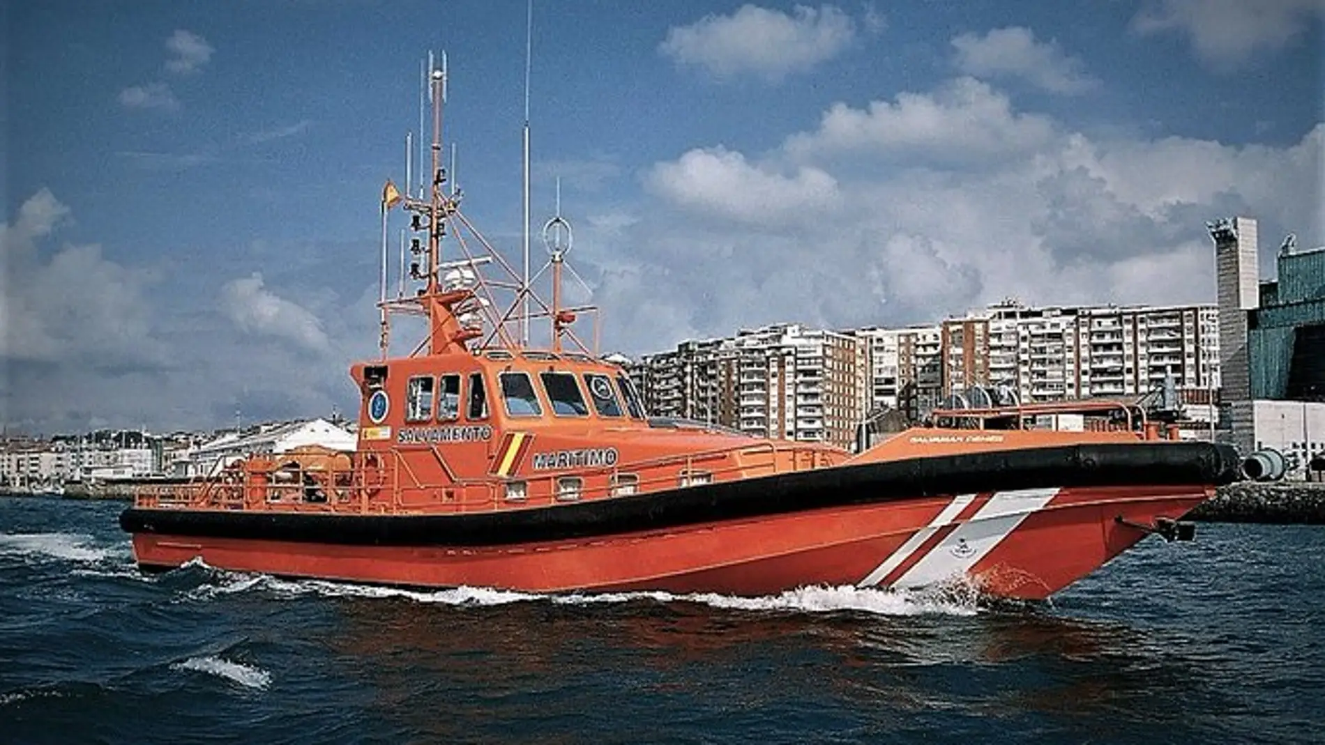 Embarcación de búsqueda del pescador desaparecido en Cantabria