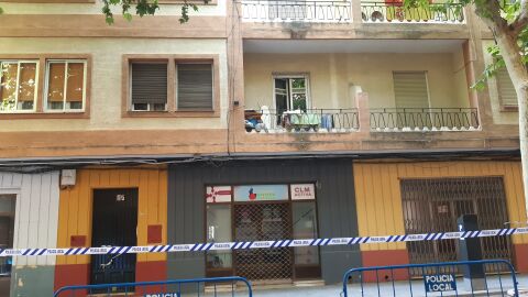 Edificio de la Avenida Rey Santo afectado por el derrumbe de una vivienda