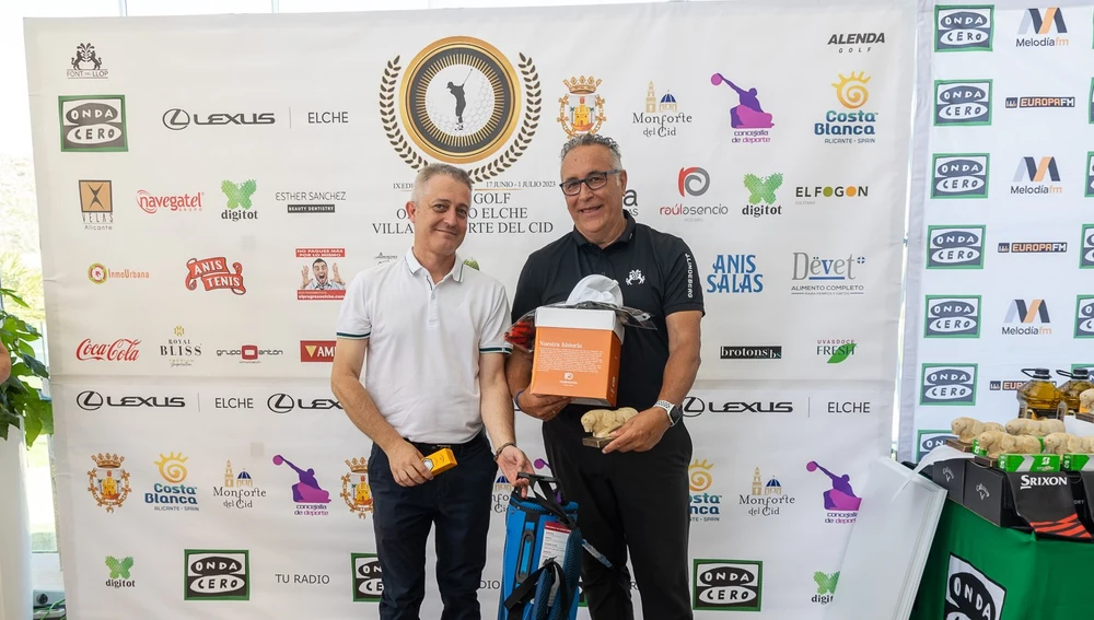 José Salas, concejal de Deportes, entrega uno de los premios del IX Torneo de Golf Onda Cero Elche-Villa Monforte del Cid.