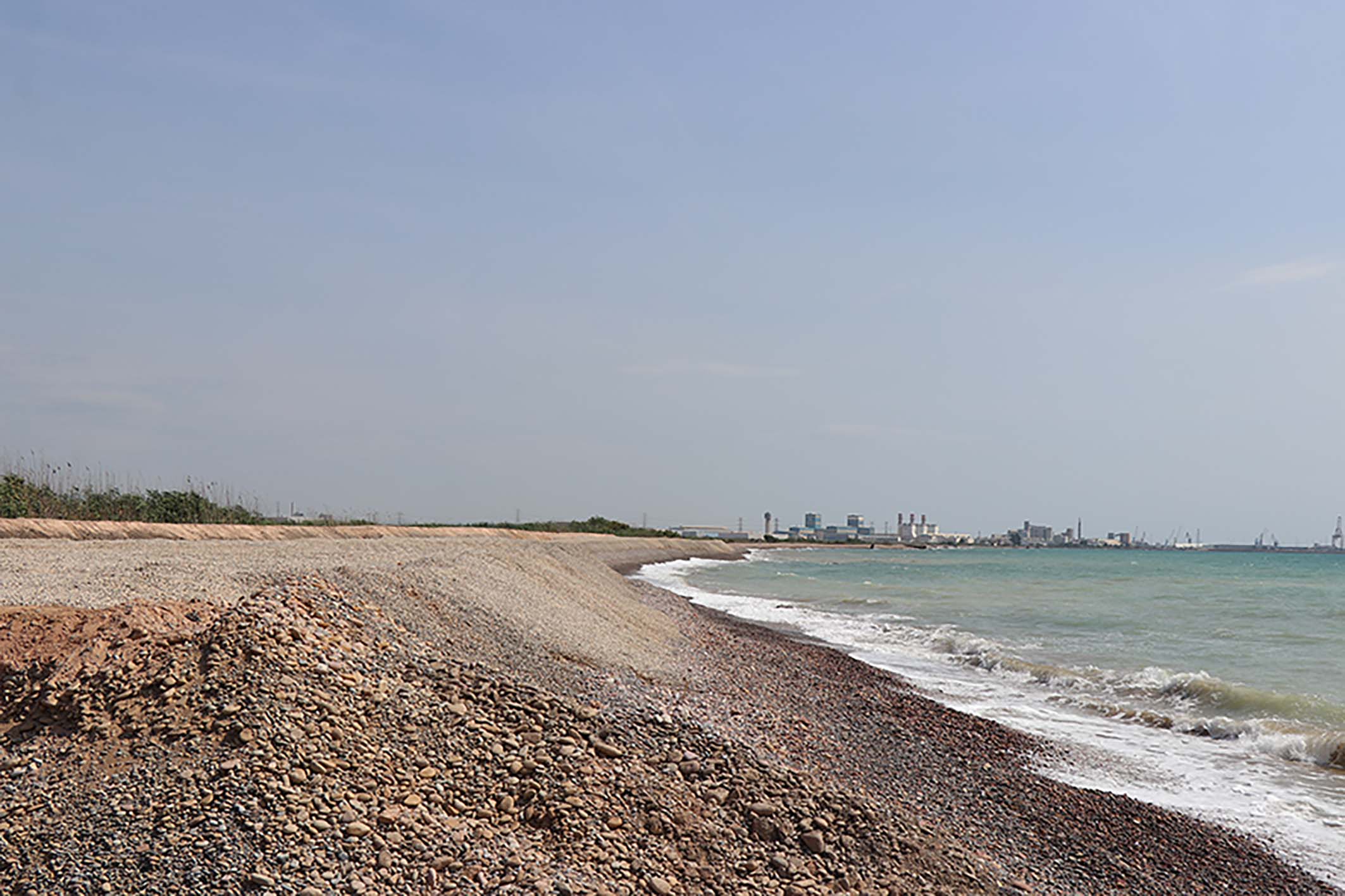 La Marjal dels Moros, protegida del mar por una barrera de contención de materiales áridos La Marjal dels Moros, protegida del mar por una barrera de contención de materiales áridos