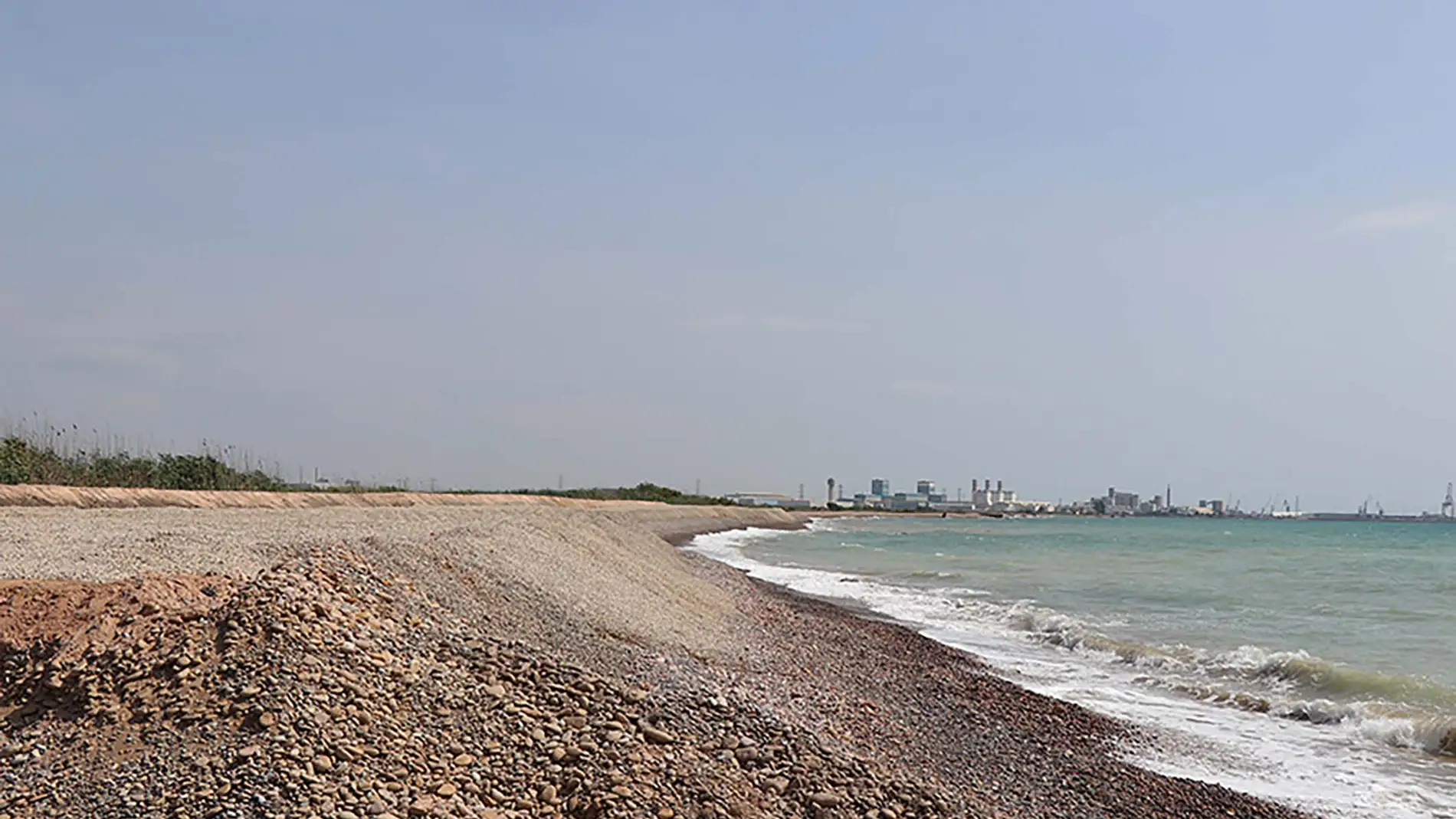 La Marjal dels Moros, protegida del mar por una barrera de contención de materiales áridos