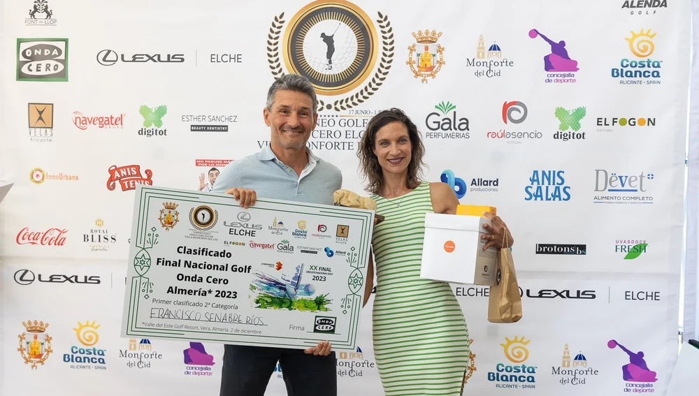 Mabi de las Nieves, concejala de Turismo, entrega uno de los premios del IX Torneo de Golf Onda Cero Elche-Villa Monforte del Cid. 