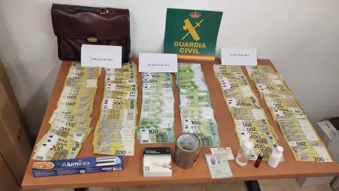 La Guardia Civil detiene en Villena a un hombre tras intentar estafar 60.000 euros a un empresario por el método de 'billetes tintados' . La Guardia Civil detiene en Villena a un hombre tras intentar estafar 60.000 euros a un empresario por el método de 'billetes tintados' .